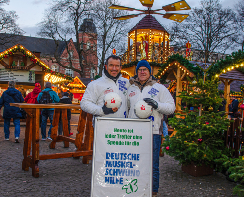 Harburger Weihnachtsmarkt auf dem Rathausplatz · Kicken für den guten Zweck
