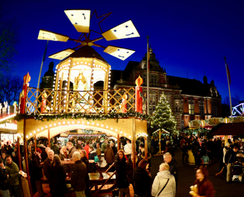 Harburger Weihnachtsmarkt auf dem Rathausplatz · Weihnachtspyramide